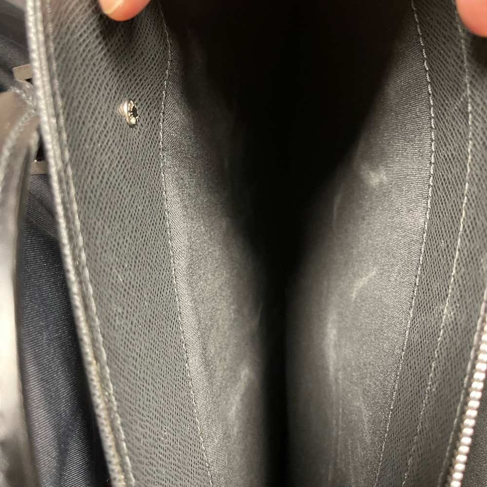 Louis Vuitton mens office bag. Slight Wear but in very good condition. - Picture 5 of 8